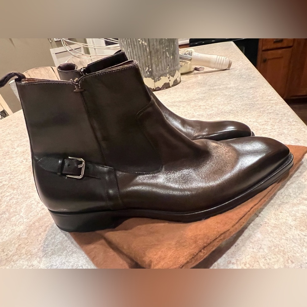 Mezlan men’s size 9.5 brown leather boots.